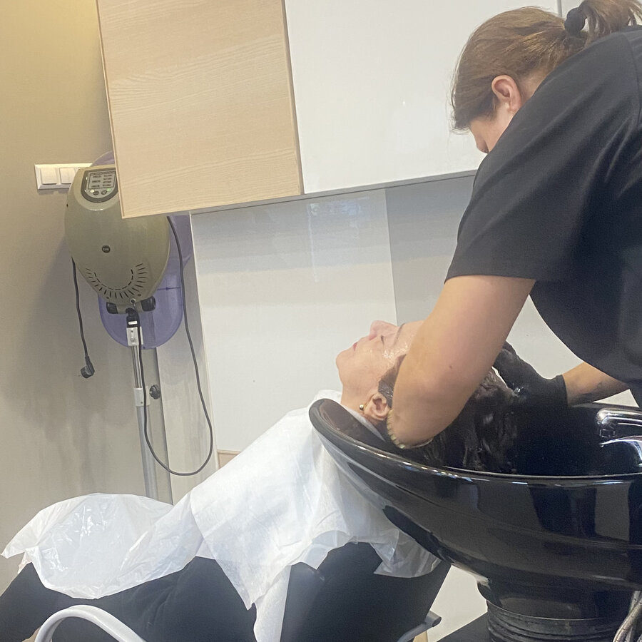 Zespół Vis-à-Vis przy pracy — mycie włosów przed zabiegiem